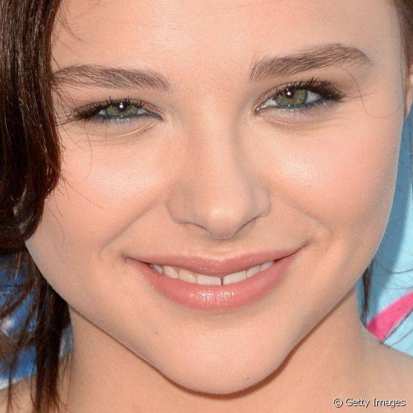 No Teen Choice Awards 2013 a atriz usou uma make divertida que incluía lápis azul na linha d'água dos olhos 